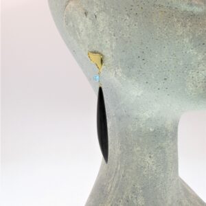 Orecchini oro ed ebano  ‘’BATTITO D’ALI’’- ebano – oro – apatite – pietra azzurra- gioielli scultura