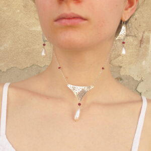 Collier e orecchini ”MILLE E UNA NOTTE” – collana argento e perle- orecchini argento- rubini- perle