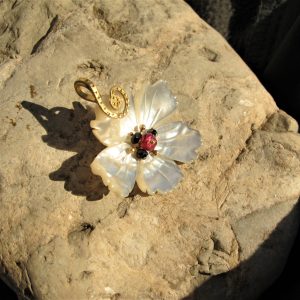 Pendente oro e madreperla ”FIORE”- pendente a fiore- pendente oro e madreperla- collana fiore- ciondolo fiore