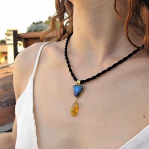 Pendente oro e labradorite ”RIFLESSI”  – Collana labradorite – Pendente blu- labradorite- Ambra – pendente romantico