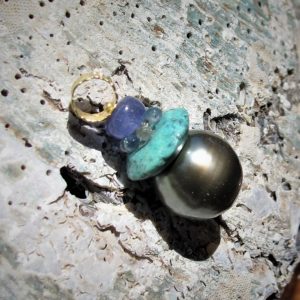 Pendente perla nera e oro ”MARI DEL SUD” – Pendente perla nera Tahiti, zaffiri blu, turchese e tanzanite- Perla nera e pietre – pendente romantico
