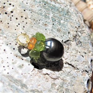 Pendente oro  ”MARI DEL SUD” – Pendente perla nera Tahiti,  peridoto e opale di fuoco- Perla nera e pietre – pendente romantico