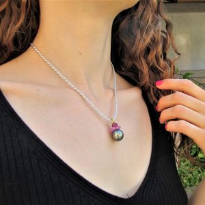Pendente perla nera e oro ”MARI DEL SUD” – Pendente perla nera Tahiti, zaffiri rosa, rubino- Perla nera e pietre preziose- pendente romantico