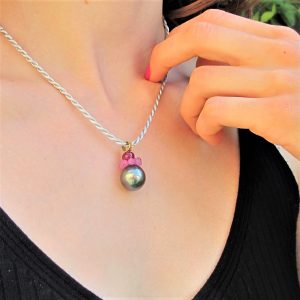 Pendente perla nera e oro ”MARI DEL SUD” – Pendente perla nera Tahiti, zaffiri rosa, rubino- Perla nera e pietre preziose- pendente romantico
