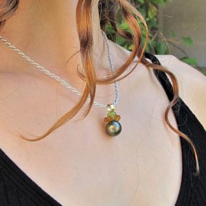 ESAURITO – Pendente oro  ”MARI DEL SUD” – Pendente perla nera Tahiti,  peridoto e citrino- Perla nera e pietre – pendente romantico-