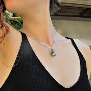 Pendente perla nera e oro ”MARI DEL SUD” – Pendente perla nera Tahiti, zaffiri blu, turchese e tanzanite- Perla nera e pietre – pendente romantico