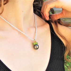 Pendente oro  ”MARI DEL SUD” – Pendente perla nera Tahiti,  peridoto e opale di fuoco- Perla nera e pietre – pendente romantico