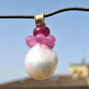Pendente perla barocca e oro ”MARI DEL SUD” – Pendente perla barocca, zaffiri rosa, rubino- Perla e pietre preziose- pendente romantico