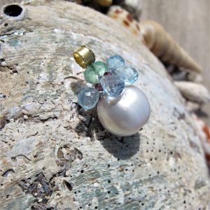 Pendente perla barocca e oro ”MARI DEL SUD” -perla barocca bianca, topazio azzurro, smeraldo, zirconi viola- Pendente perla – pendente romantico