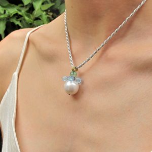 Pendente perla barocca e oro ”MARI DEL SUD” -perla barocca bianca, topazio azzurro, smeraldo, zirconi viola- Pendente perla – pendente romantico
