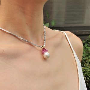 Pendente perla barocca e oro ”MARI DEL SUD” – Pendente perla barocca, zaffiri rosa, rubino- Perla e pietre preziose- pendente romantico