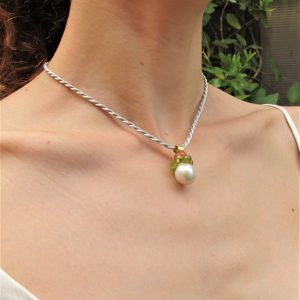 Pendente perla barocca e oro ”MARI DEL SUD” – perla barocca bianca, peridoto, rutilato- Pendente perla – pendente romantico