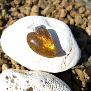 Pendente cuore ambra ”CUORE IMPERFETTO” – pendente ambra e argento – ambra baltica e argento