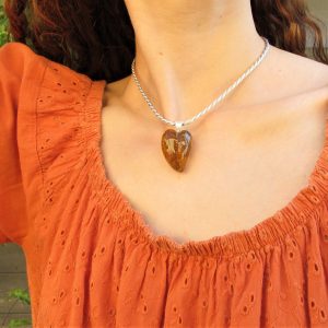 Pendente cuore ambra ”CUORE IMPERFETTO” – pendente ambra e argento – ambra baltica e argento