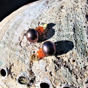 Charms oro e perle  ”MARI DEL SUD” – Charms per orecchini- perla barocca, zaffiri orange, corniola – coppia pendenti -pendente romantico