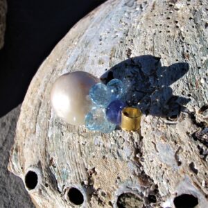 Pendente oro 18k ”MARI DEL SUD” – perla barocca bianca, topazio azzurro , tanzanite – Pendente perla – pendente romantico