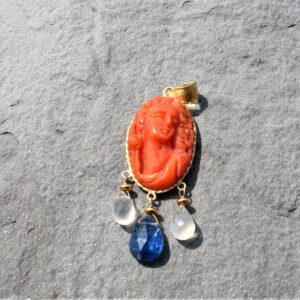 Pendente corallo ”CAMEINO” – 06 –  Pendente oro, corallo, pietra di luna e cianite – corallo arancio inciso- pendente corallo minimal- collana corallo