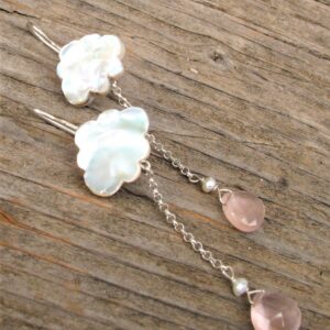 Oreccchini perla ”NUVOLA MANGA” – vera perla incisa e quarzo rosa – nuvola – manga- anime – orecchini nuvola- per lei