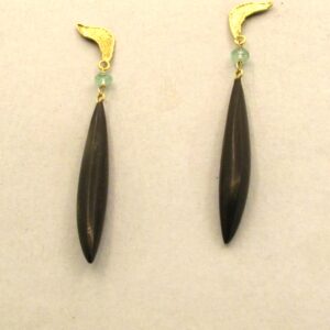 Gold and ebony earrings ''BATTITO D'ALI''- ebony – oro – Emerald – pietra verde – sculpture jewelry