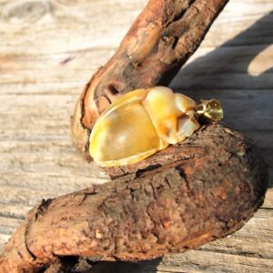 Pendente oro e ambra ”SCARABEO” –  Pendente amuleto- pendente oro e ambra baltica -Pendente egizio – amuleto rinascita