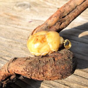 Pendente oro e ambra ”SCARABEO” –  Pendente amuleto- pendente oro e ambra baltica- ambra butterscotch -Pendente egizio – amuleto rinascita