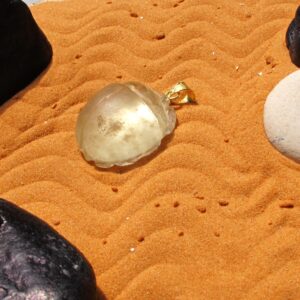 Pendente Tektite e oro ”SCARABEO” – # 1/12 -Pendente amuleto- oro e vetro libico- Pendente egizio – gioiello archeo – amuleto rinascita