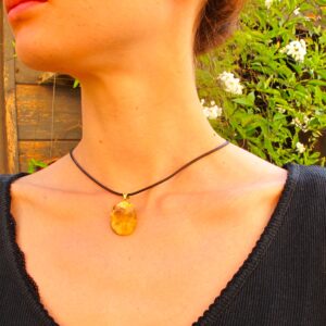 Pendente oro e ambra ”SCARABEO” –  Pendente amuleto- pendente oro e ambra baltica -Pendente egizio – amuleto rinascita
