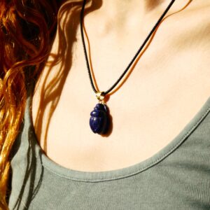 Pendente lapis e oro ”SCARABÉE” – pendentif amulette- pendente lapislazzuli- Pendentif égyptien- ciondolo egizio – renaissance amulette
