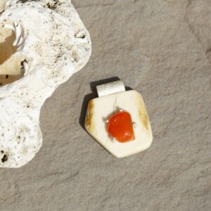 Pendente opale ”TERRA E FUOCO” – 07- pendente opale arancio – ciondolo opale di fuoco- pendente per uomo/donna – ciondolo corno di cervo