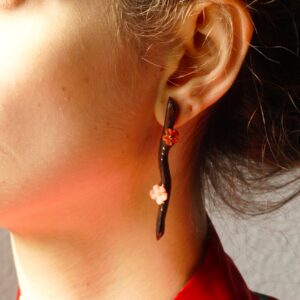 Ohrringe aus Korallen und Gold ”HANAMI” – rote und rosa Korallenohrringe- gelbes Gold- Wenge-Walnuss- Mittelmeerkoralle – romantische Ohrringe