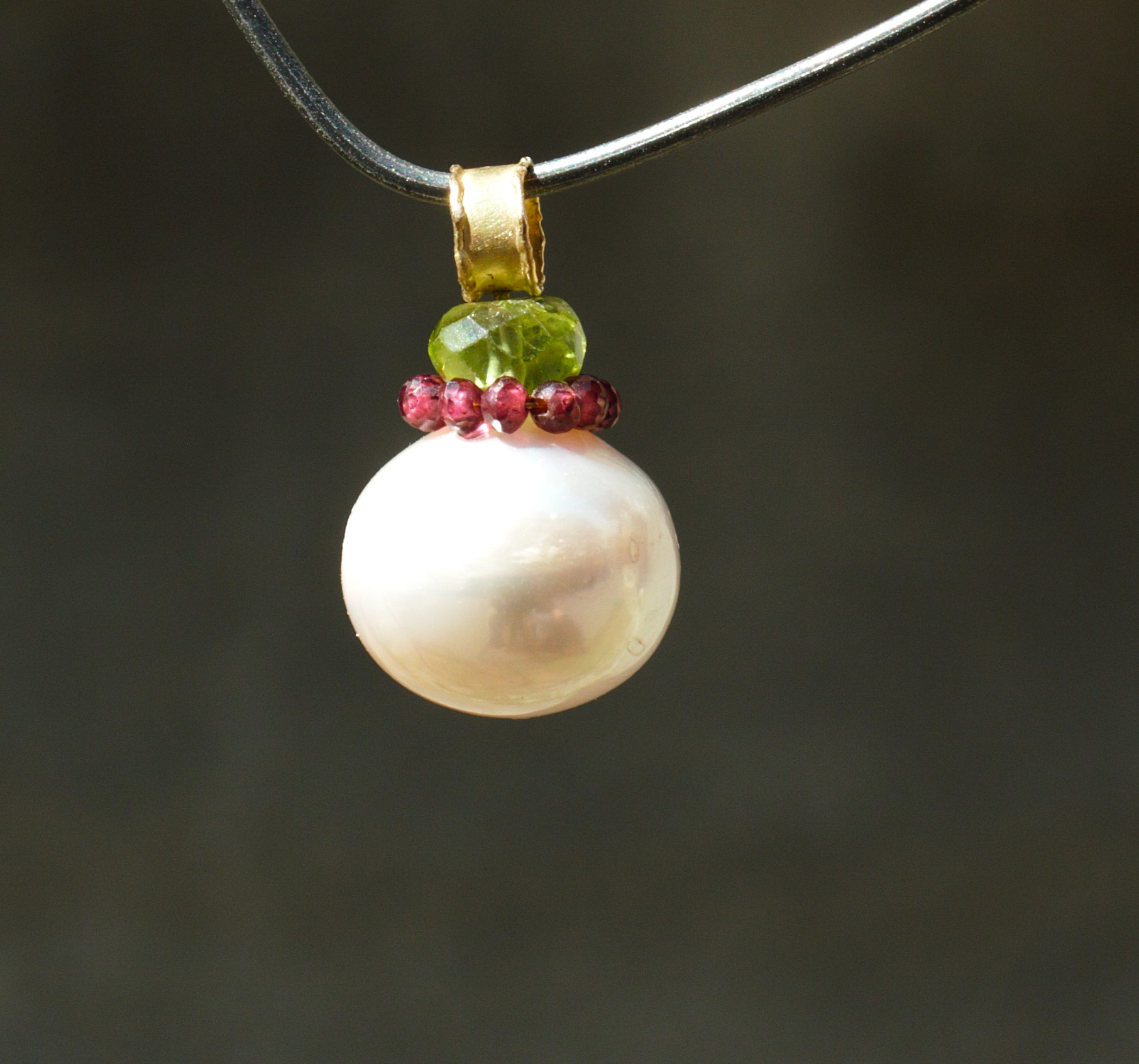 pendentif en or et perle avec péridot et grenat